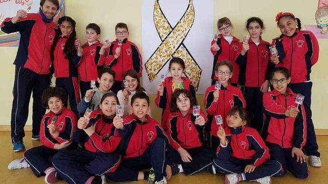 Un grupo de alumnos participantes en la campaña, con su profesor.
