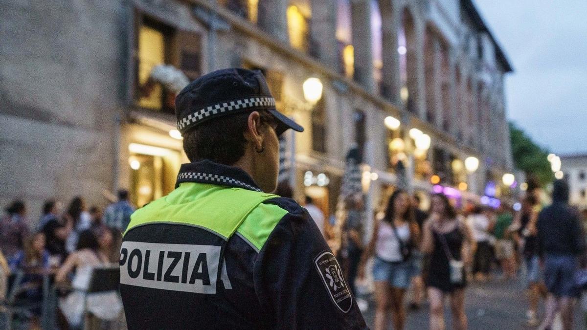 Un agente vigila en las fiestas de Vitoria-Gasteiz las aglomeraciones de jóvenes.