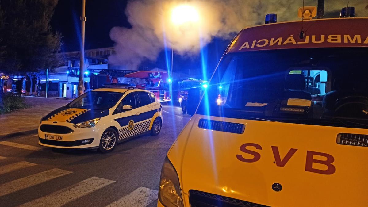 Rescatada una mujer de madrugada en el incendio de una vivienda en Alicante