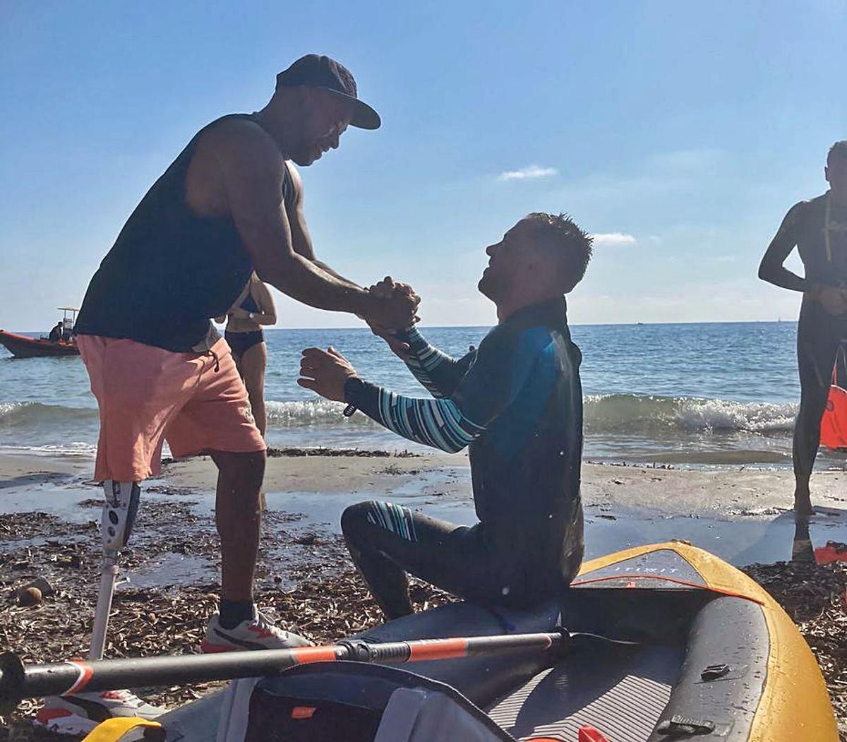 Javier Vergara cumple su reto y nada cinco kilómetros por una causa benéfica