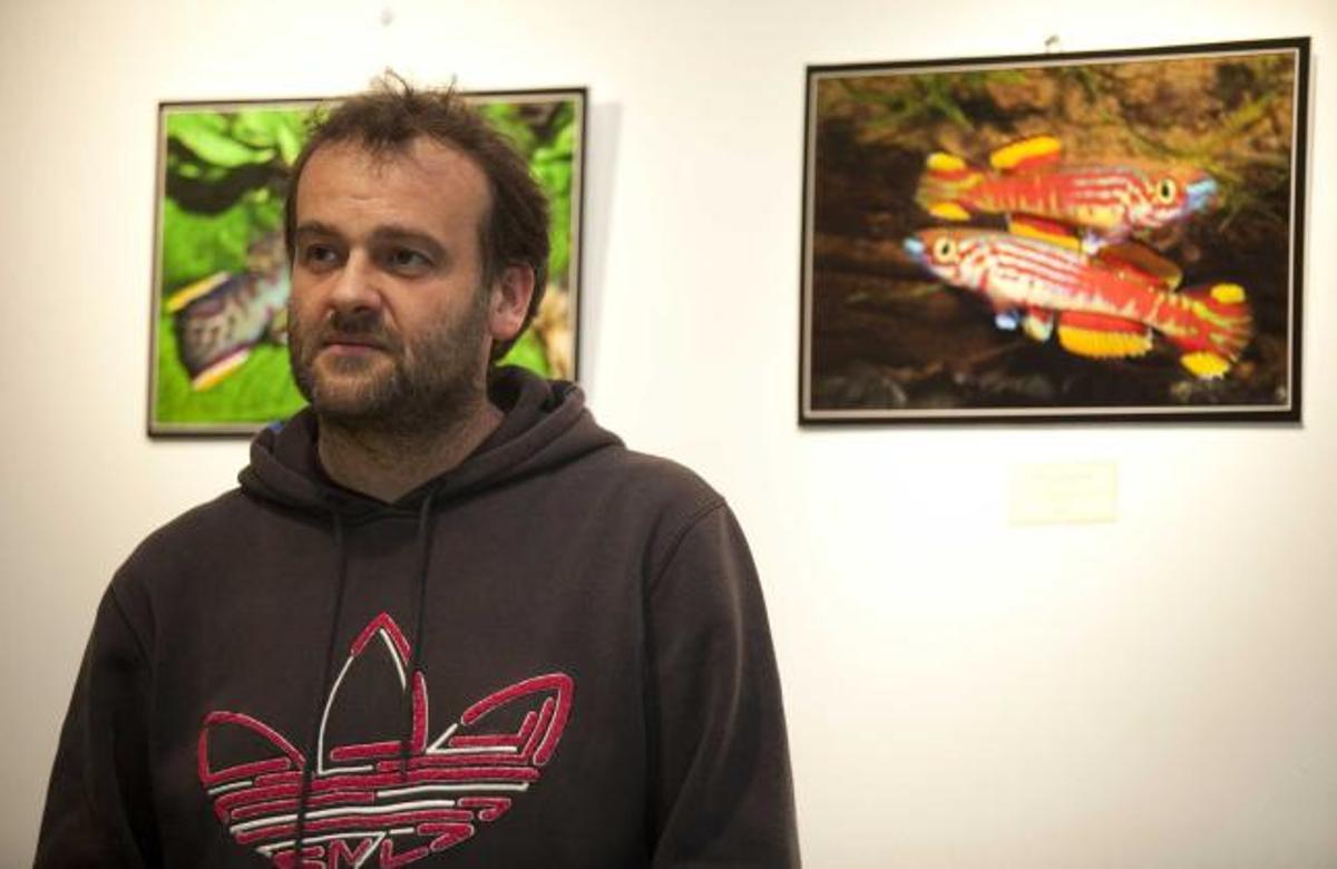 José Vidarte, junto a algunas de sus fotografías.