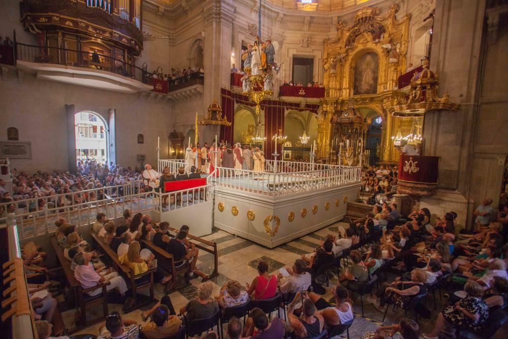 La primera parte de la representación de La Festa abarrota el templo ilicitano