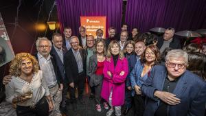 Foto de familia de la fiesta de abril. De izda. a dcha.: Núria Cabutí, Álex Sàlmon, Albvert Saez, Santi Vila, Xavier Trias, Jordi Soler, Carlos Carrizosa, Jessica Albiach, Aitor Moll, Andreu Claret, Pilar Eyre, Sergi Guillot, Carlota Pi, Anna Guitart, Carlos Prieto Gómez, Laia Bonet y Lluis Falgàs.