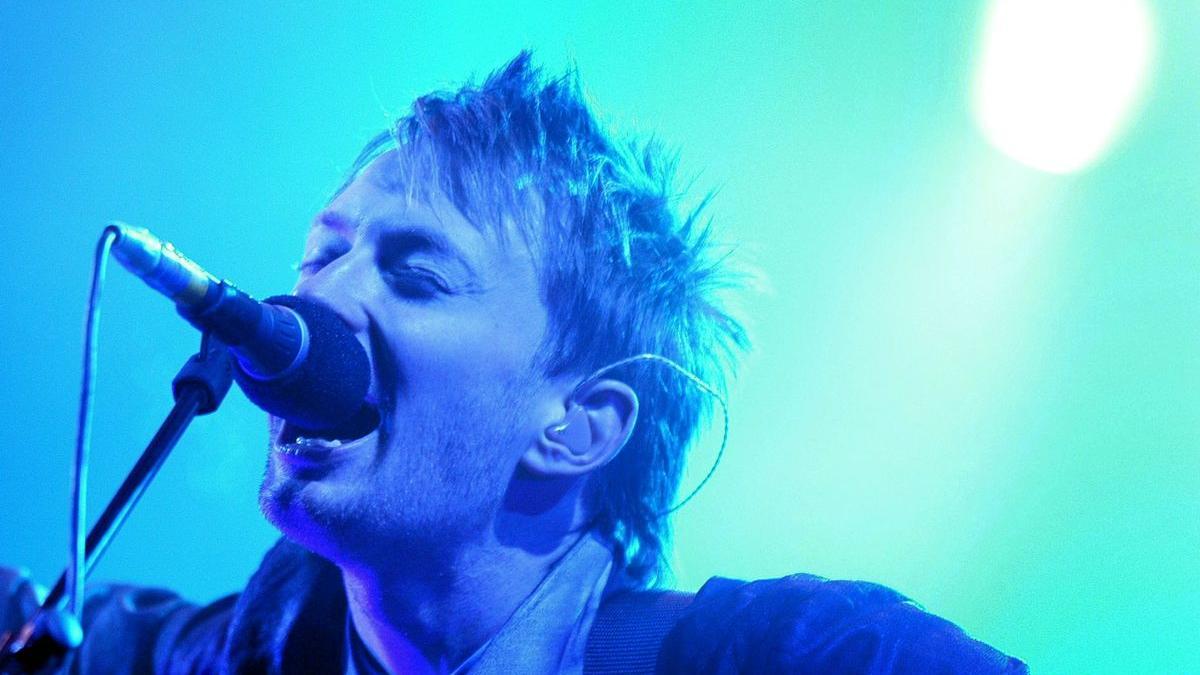 Thom Yorke, líder de Radiohead, en directo en el festival de Glastonbury en 2003.