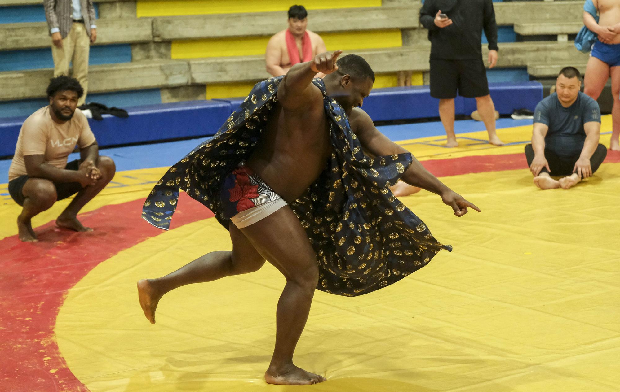 Luchadores de diferentes países entrenando para el homenaje a Juan Espino