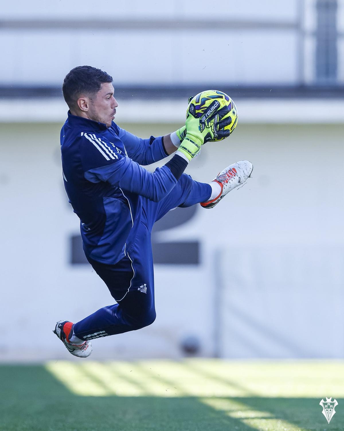 El vuelo de Raúl Lizoain Cruz, durante un entreno del Albacete.