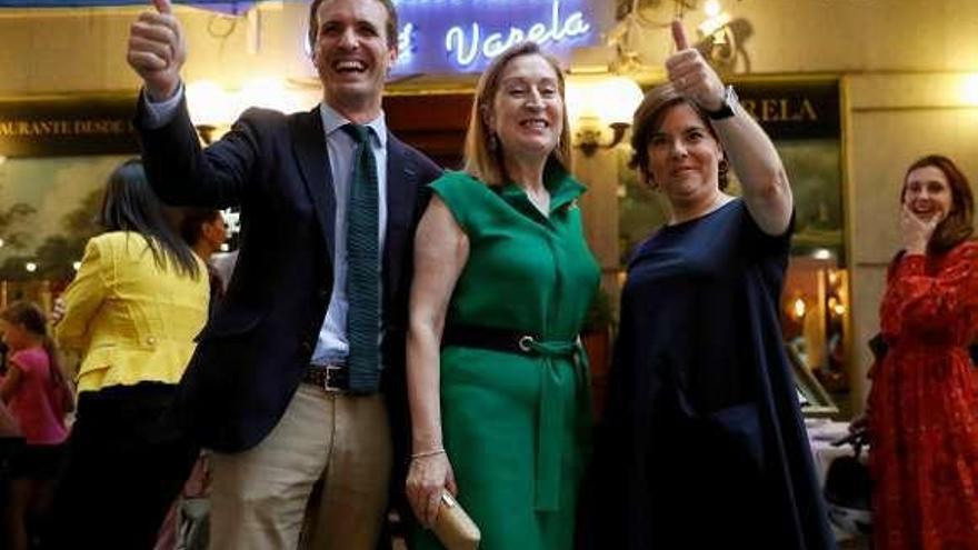 Los dos candidatos a la presidencia del PP, con Ana Pastor, en una cena que el grupo popular celebró ayer en Madrid. // Efe