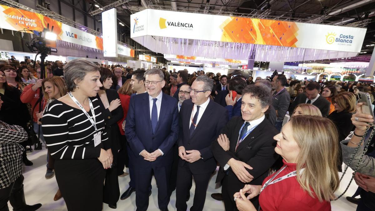 El presidente de la Generalitat, Ximo Puig, y la ministra de Ciencia, Diana Morant, con el alcalde de Benidorm y representantes de Hosbec durante el recorrido que han realizado por la feria.