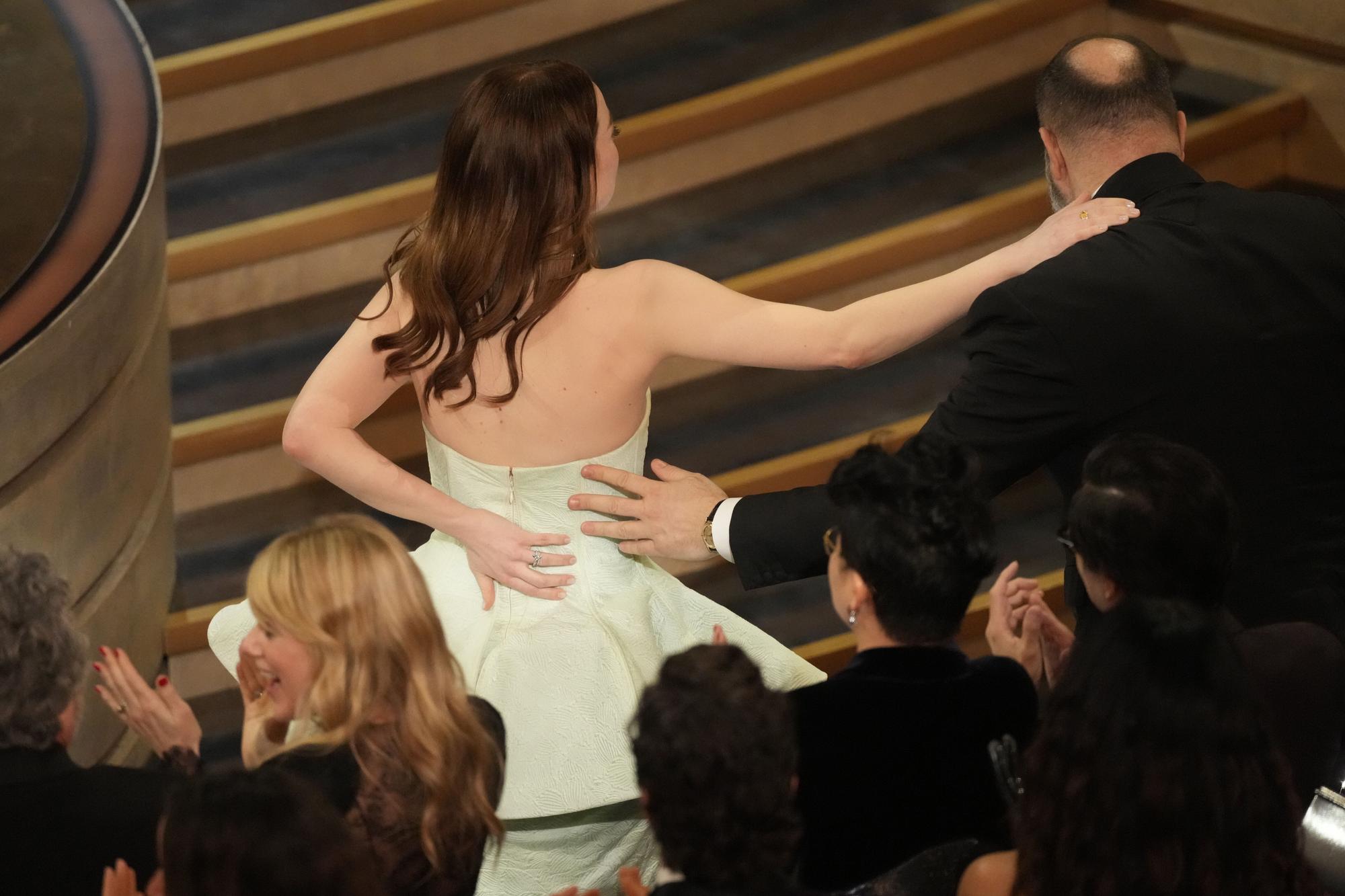 Emma Stone accepts the award for best performance by an actress in a leading role for "Poor Things" during the Oscars on Sunday, March 10, 2024, at the Dolby Theatre in Los Angeles. (AP Photo/Chris Pizzello) Associated Press/LaPresse Only Italy and Spain / EDITORIAL USE ONLY/ONLY ITALY AND SPAIN