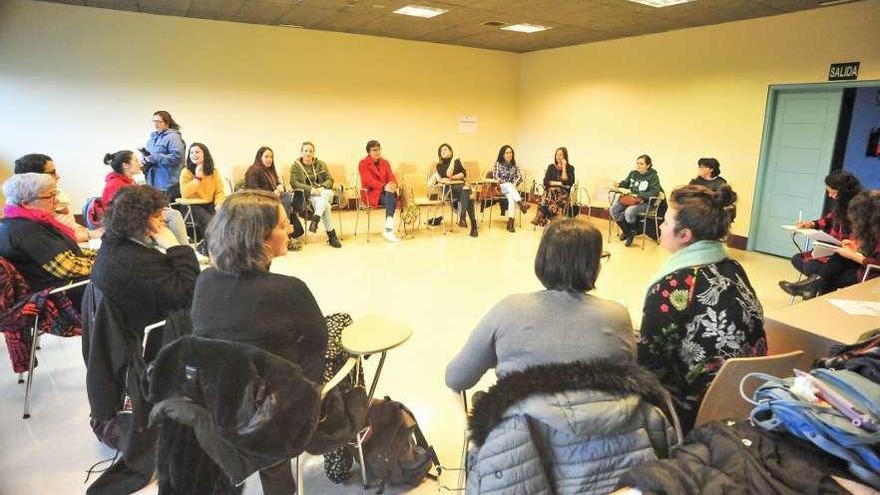 La reunión de colectivos de mujeres celebrada en Vilagarcía. // Iñaki Abella