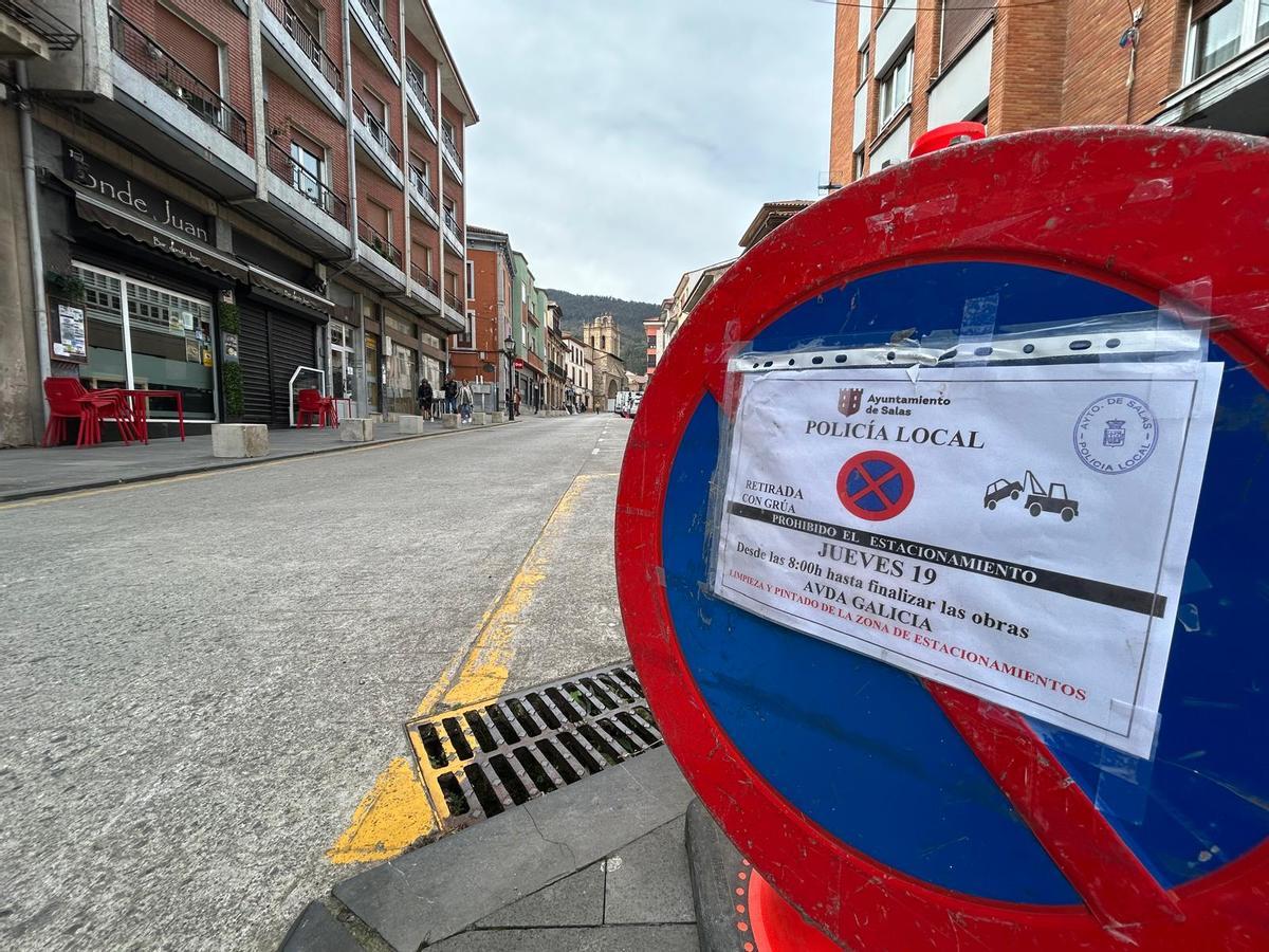 Cartelería informativa de la restricción del estacionamiento en la avenida Galicia.