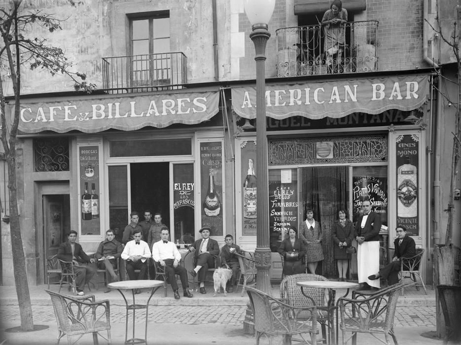 Davant la façana del bar Can Montaña, a la rambla de la Llibertat, cambrers i clients es varen posar al servei del fotògraf per donar una visió moderna d'un establiment típicament gironí, deixant així testimoni del pas del temps i dels canvis que es produeixen en el paisatge urbà. A les parets de l'establiment, les diferents marques de licors utilitzaven la publicitat com a reclam per vendre els seus productes. Amb el progressiu auge de la publicitat, molts artistes es varen aproximar al cartellisme amb noves formules creatives que varen marcar una fita per a l'art gràfic català.