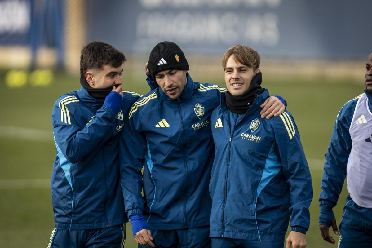Tachi, entre Aguirregabiria y Dani Gómez durante un entrenamiento.