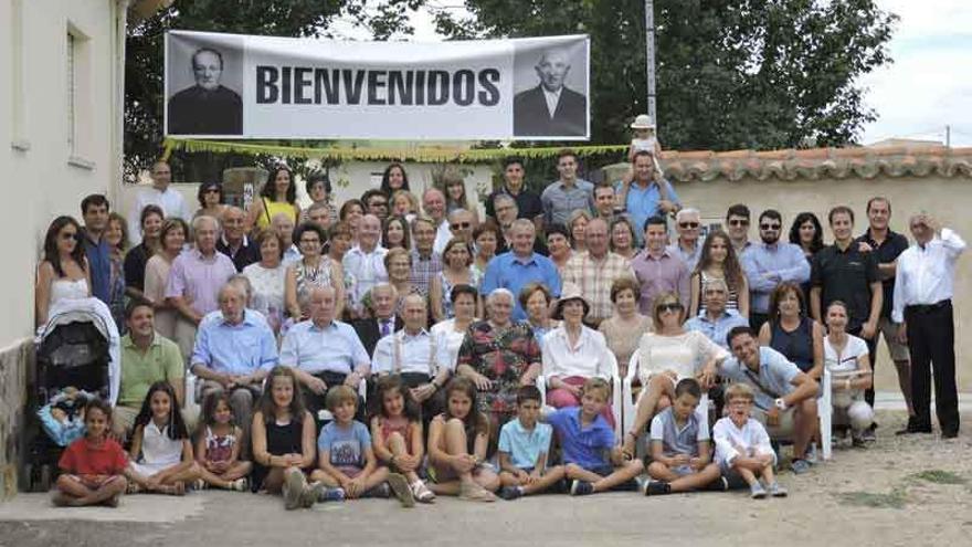 Más de 80 descendientes de Pío Montero y Paulina Alonso acudieron a la reunión celebrada en Torres.