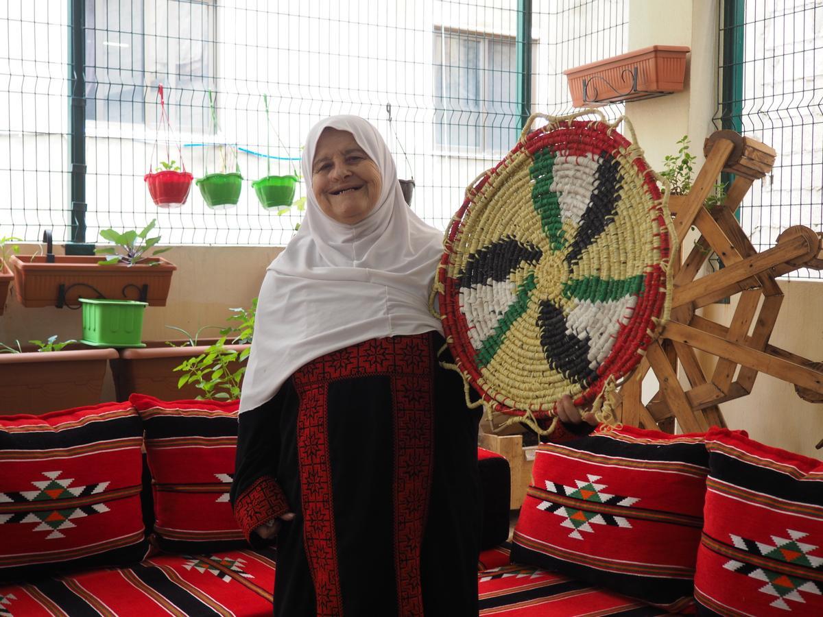 La refugiada palestina Amneh Saleh Daher, de 78 años, oriunda de Dir Al Asi, en Acre.