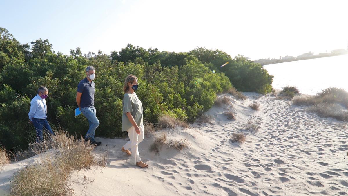 Ribera visita el Mar Menor en un ambiente caldeado tras 10 días de peces muertos