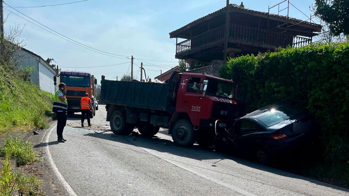 Los vehículos implicados, esta tarde en Serín.