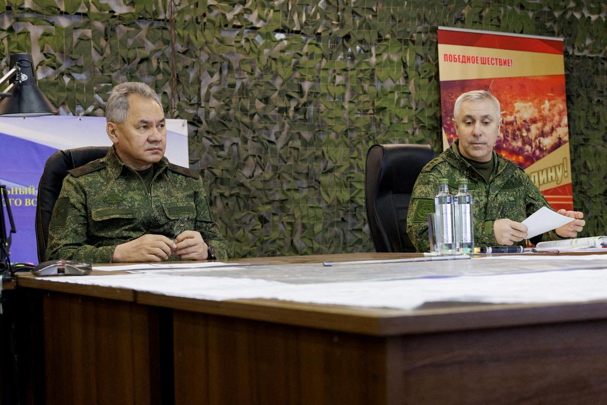 El Ministro de Defensa ruso, Sergei Shoigu, durante su inspección de las tropas rusas, en un lugar no revelado en Ucrania.