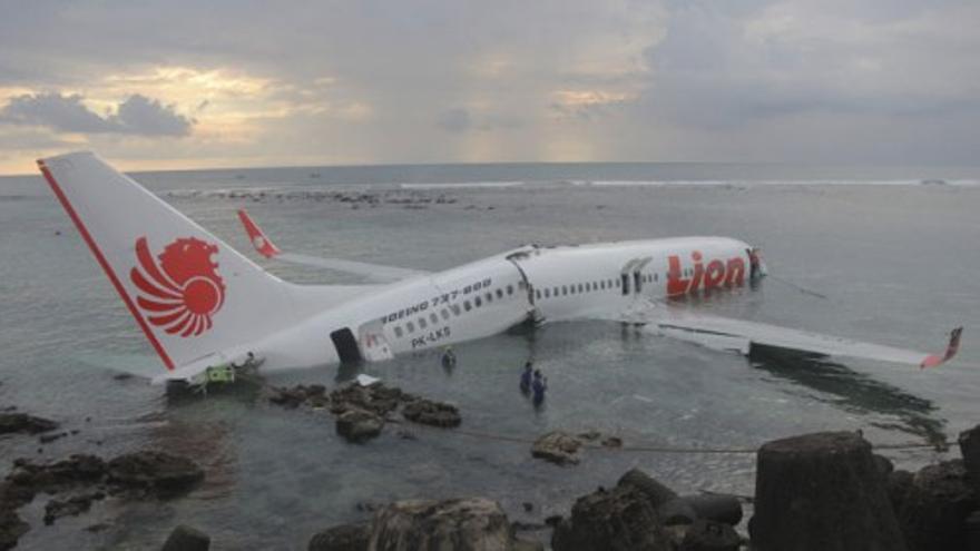 Espectacular accidente de avión en Indonesia