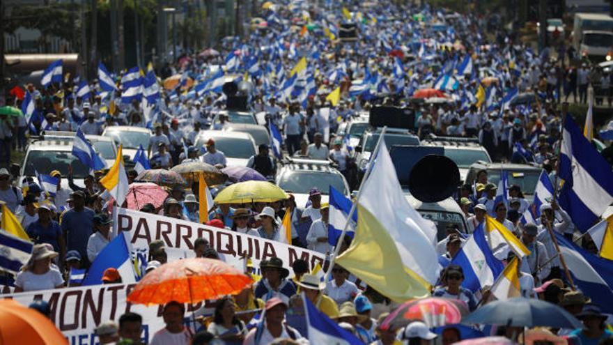 Miles de personas se manifiestan por la paz en Managua