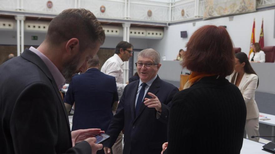 Toda la oposición se lanza contra Víctor Marín por el inicio de curso