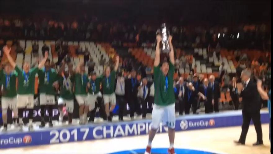 Suárez lleva la copa al cielo de Valencia