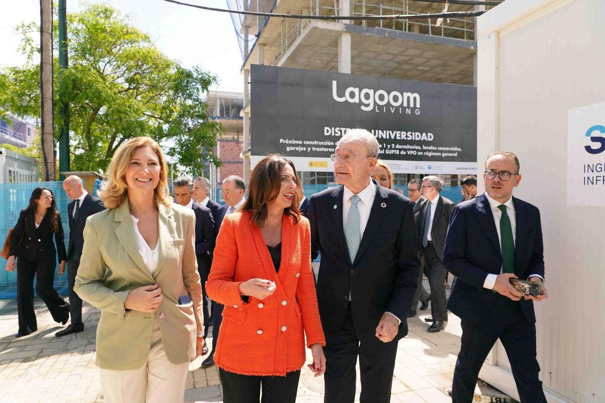 La consejera de Fomento, Articulación del Territorio y Vivienda de la Junta de Andalucía, Rocío Díaz; el alcalde de Málaga, Francisco de la Torre, el edil de Vivienda y Regeneración Urbana y la de Urbanismo, Francisco Pomares y Carmen Casero, respectivamente; el CEO de Lagoom Living, Javier Braza; el presidente del ICO, Manuel Illueca; el subdelegado del Gobierno en Málaga, Javier Salas; y la directora general de Planificación y Evaluación del Ministerio de Vivienda y Agenda Urbana, Ana Berenguer, participan en la visita a las obras de las 530 viviendas protegidas en alquiler que promueven Ayuntamiento y Lagoom Living en el sector Universidad