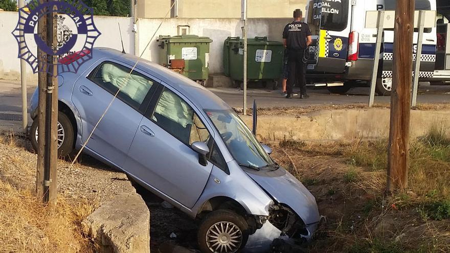 Un conductor ebrio y drogado cae a una acequia del camino la Plana de Castelló