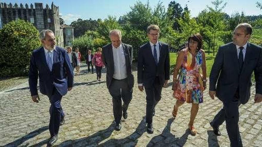 Un momento de la visita de Núñez Feijóo a Pazo Baión. // Abella