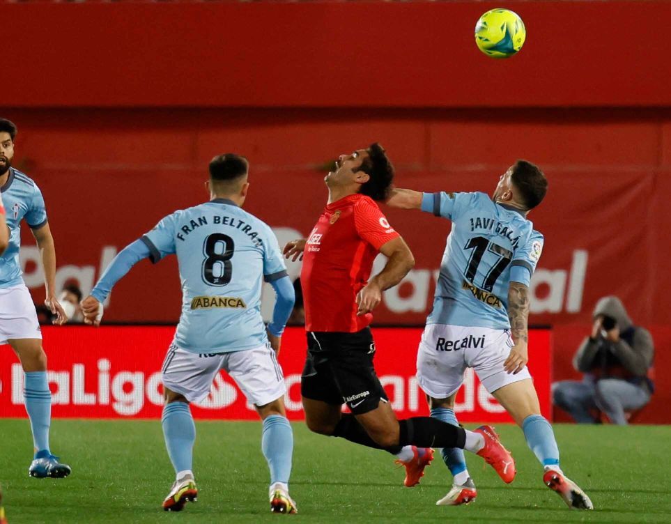 Las mejores imágenes del partido (y del viento) entre el Mallorca y el Celta