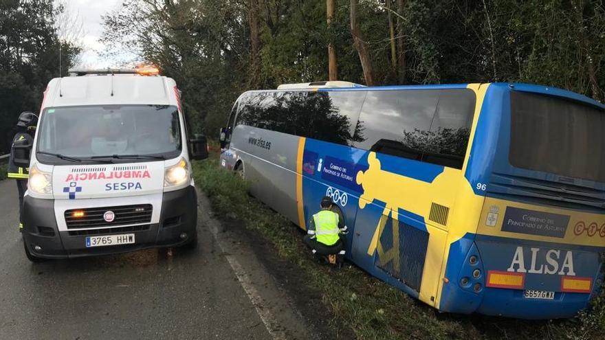 Un herido leve tras salirse un autobús de la vía en Balmori