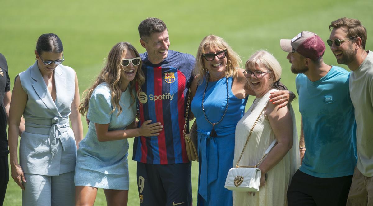 Robert Lewandowski sobre el césped del Camp Nou entre su mujer, su madre y otros familiares.