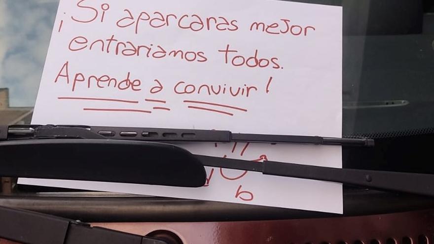 Nota en un parabrisas de un coche aparcado en Zamora.