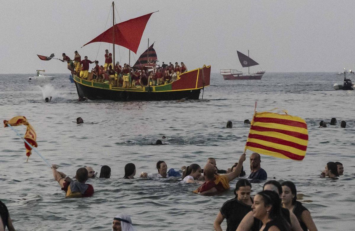 El Desembarco llena de épica la costa de La Vila