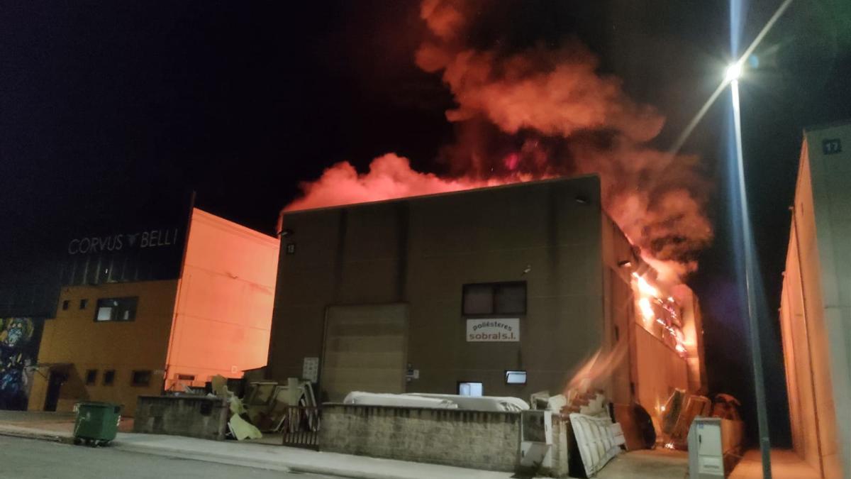 Una fábrica de Bueu, devorada por las llamas