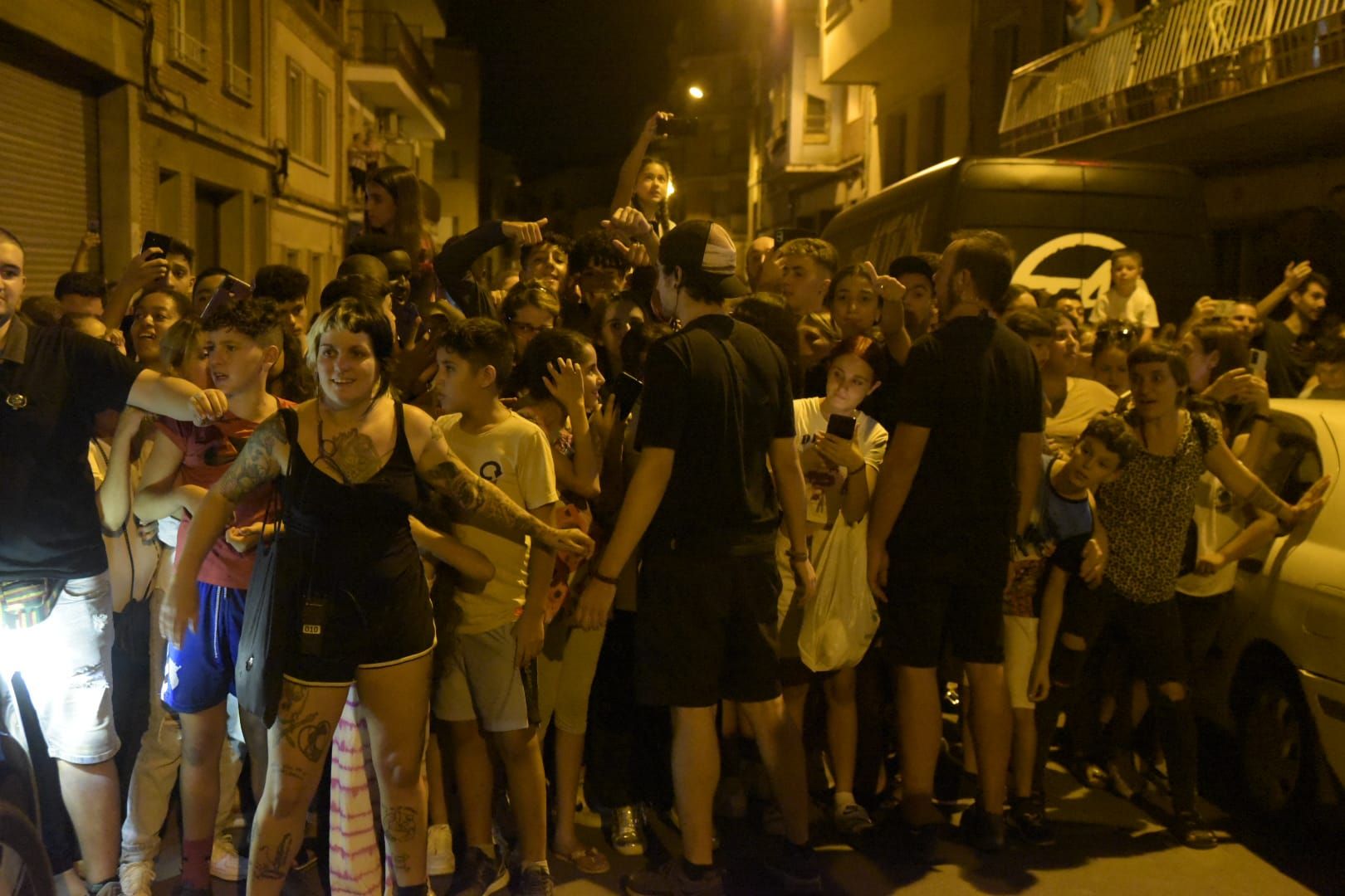 Expectació davant del supermercat Llobet on s'està rodant una escena del videoclip