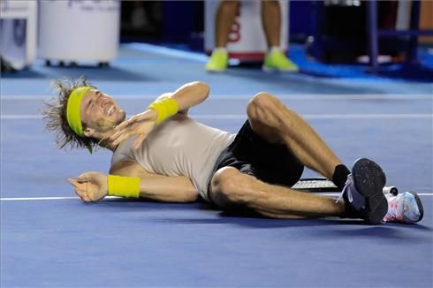 Zverev celebra su victoria en Acapulco.