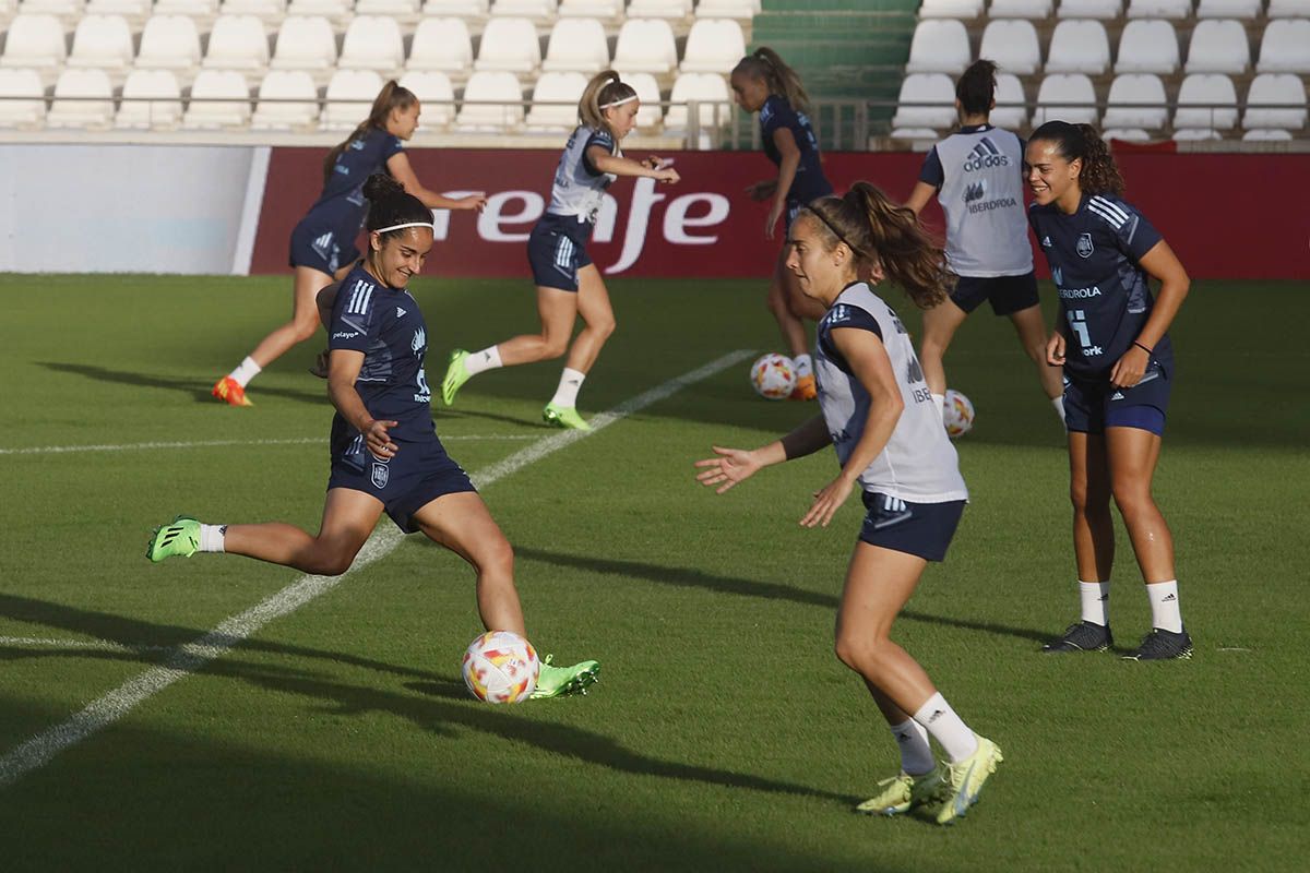 Las imágenes del entrenamiento del la selección española femenina de fútbol en El Árcangel