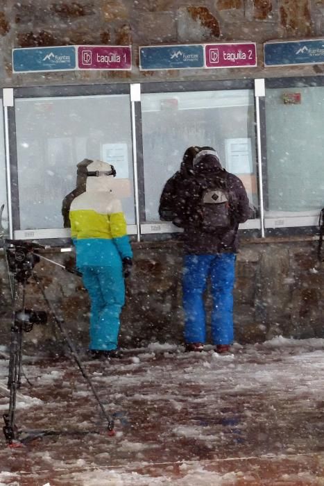 Primer día de esquí en la estación de Fuentes de Invierno