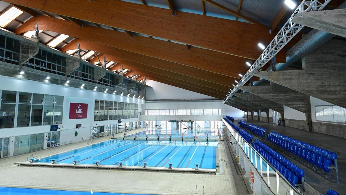 La piscina de Son Moix, con iluminación renovada y modernizada.