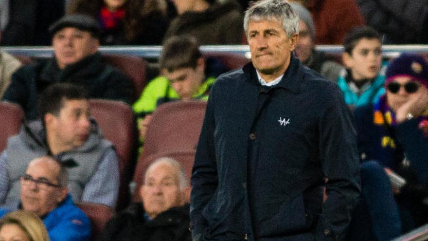 Quique Setién, ayer, durante el partido ante el Barça en el Camp Nou.