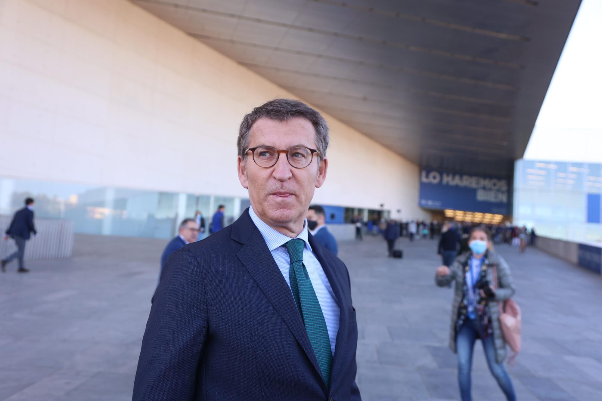 El presidente del PP, Alberto Núñez Feijóo, llegando a la jornada de clausura del XX Congreso Nacional del PP, este sábado por la mañana.