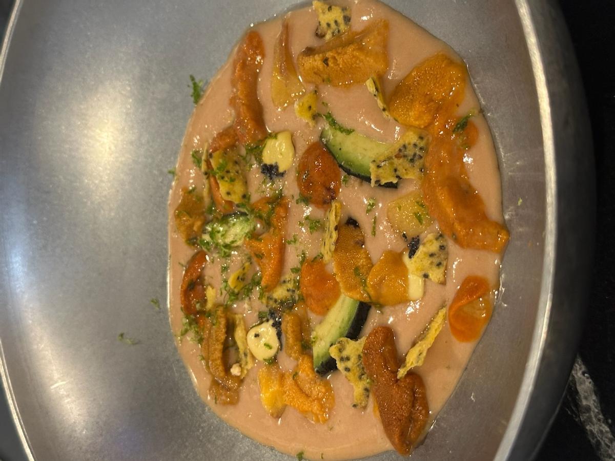 Ceviche de erizos sobre leche de tigre de guayaba