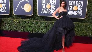 Kendall Jenner posa en la alfombra roja de los Globos de Oro.