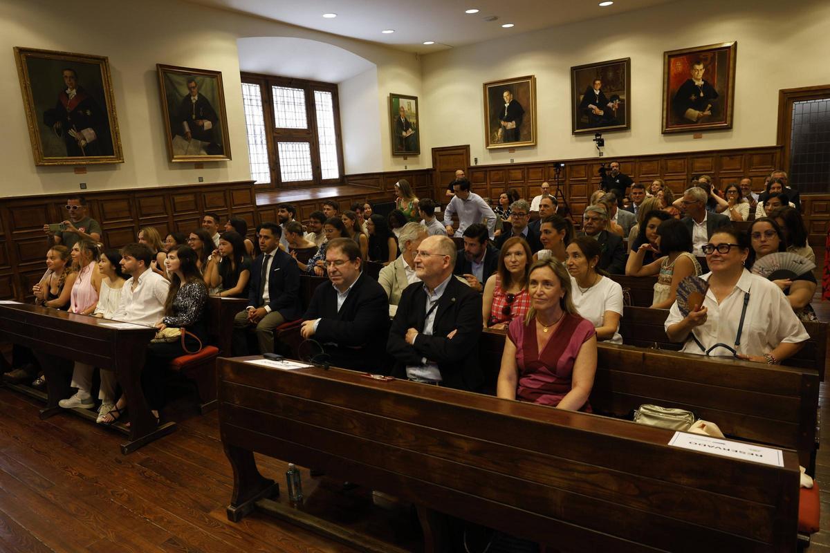 Asistentes al acto de despedida del programa en la Universidad