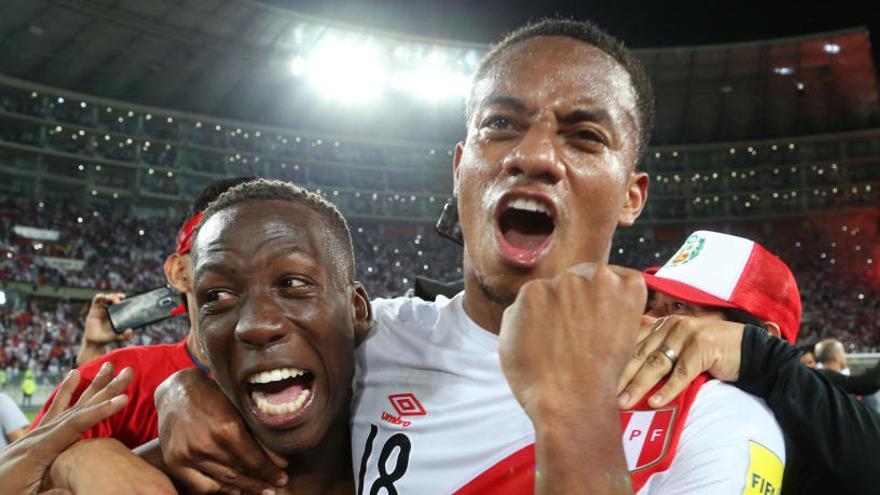 Advincula y Carrillo celebran la clasificación para el Mundial.