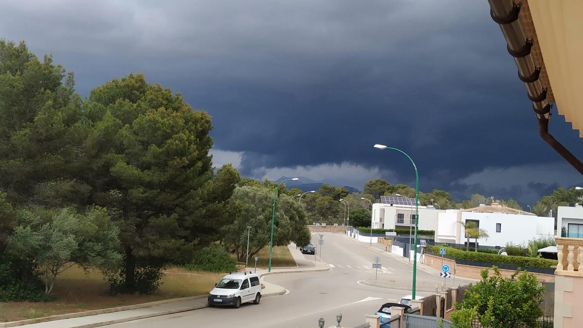 Über der Serra de Tramuntana braut sich gegen 15.15 Uhr ganz schön was zusammen (von Marratxí aus gesehen).