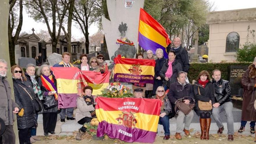 Asistentes al homenaje asturiano celebrado ante la tumba de Negrín, en Francia.