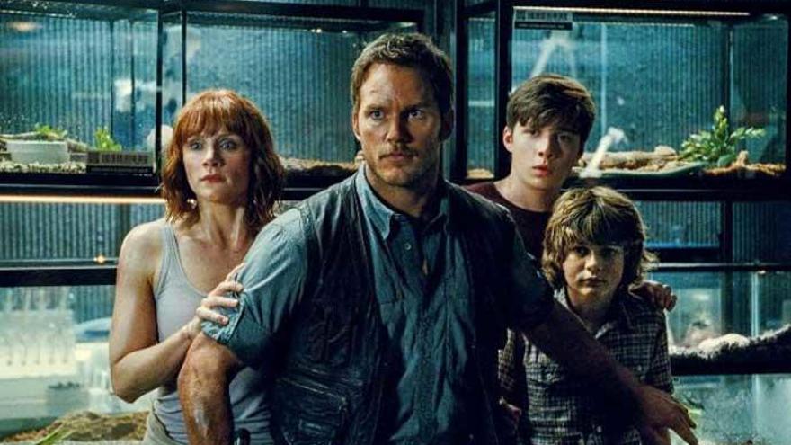Chris Pratt y compañía en un fotograma de &#039;Jurassic World&#039;.