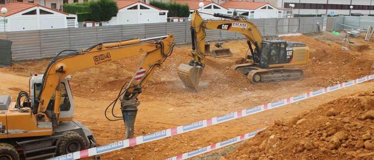 Máquinas trabajando en la construcción de las viviendas.